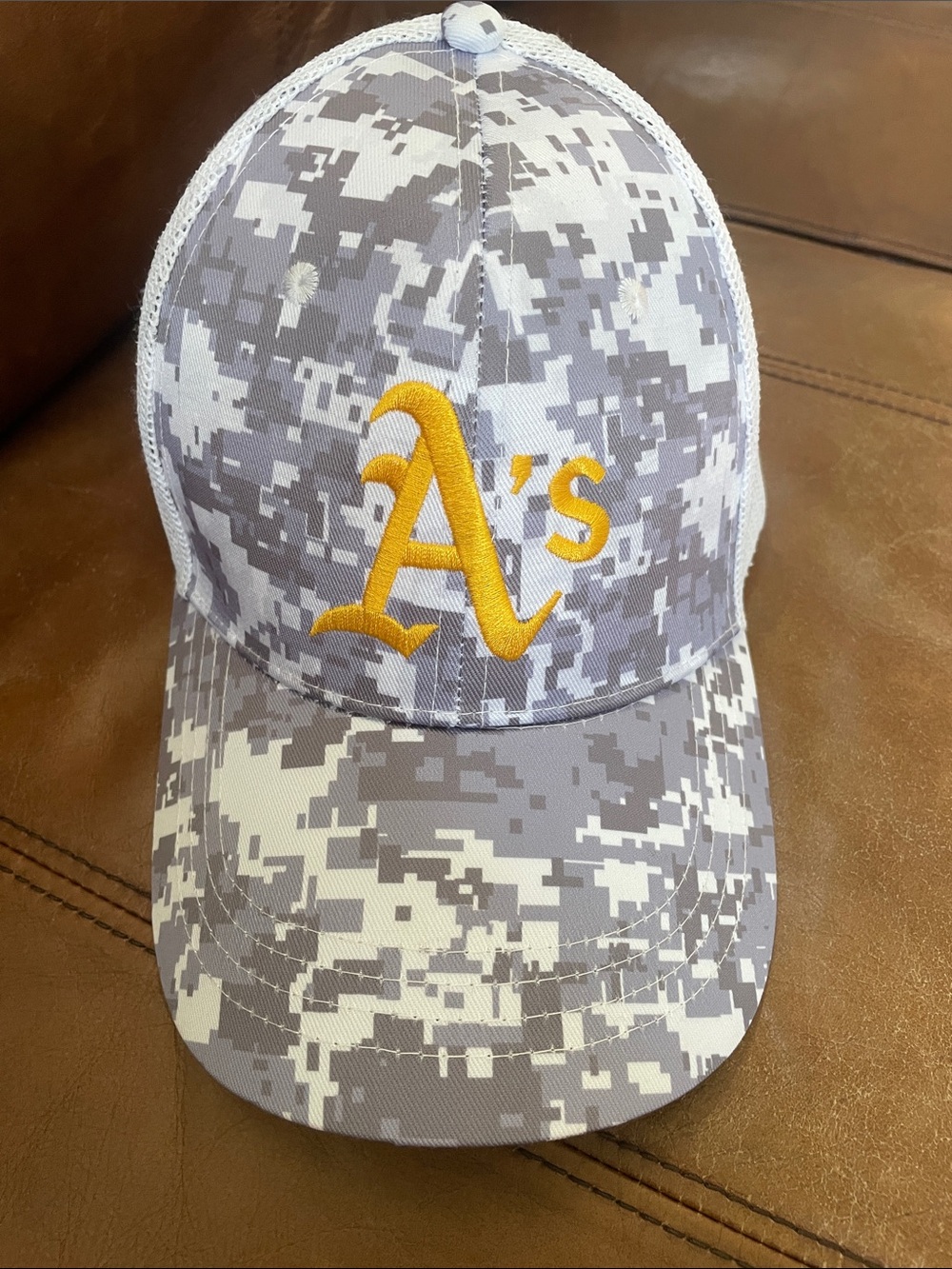 Men's A's mesh baseball hat.